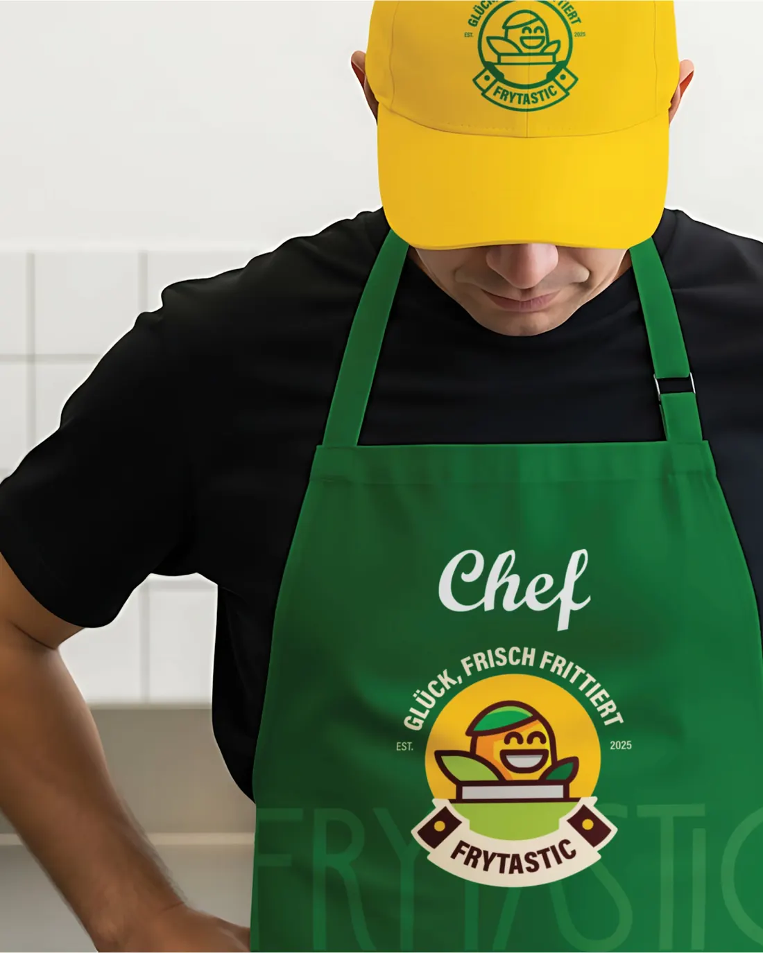 مريول الشيف الأخضر بشعار Frytastic وقبعة صفراء